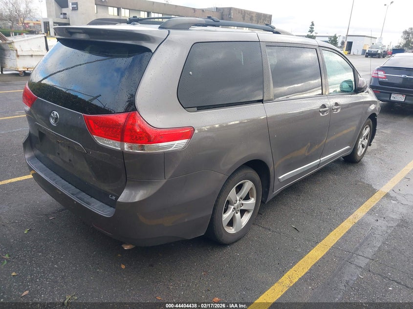 2013 Toyota Sienna Le V6 8 Passenger