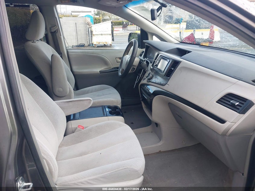 2013 Toyota Sienna Le V6 8 Passenger