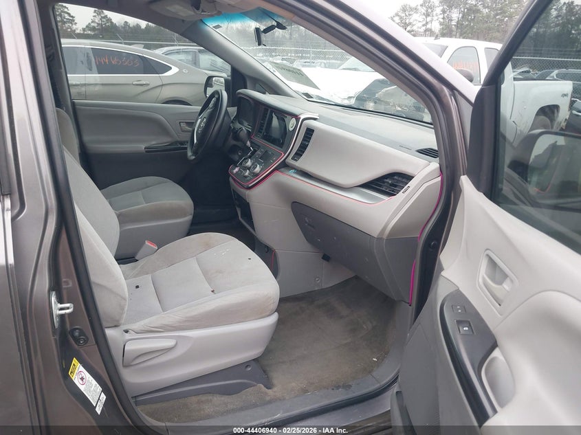 2016 Toyo Sienna L Fwd W/7-Pas L 7 Passenger