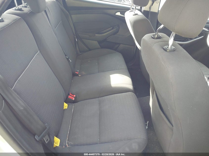 1FAHP3M27CL106059 2012 Ford Focus 2.0 Sel silver