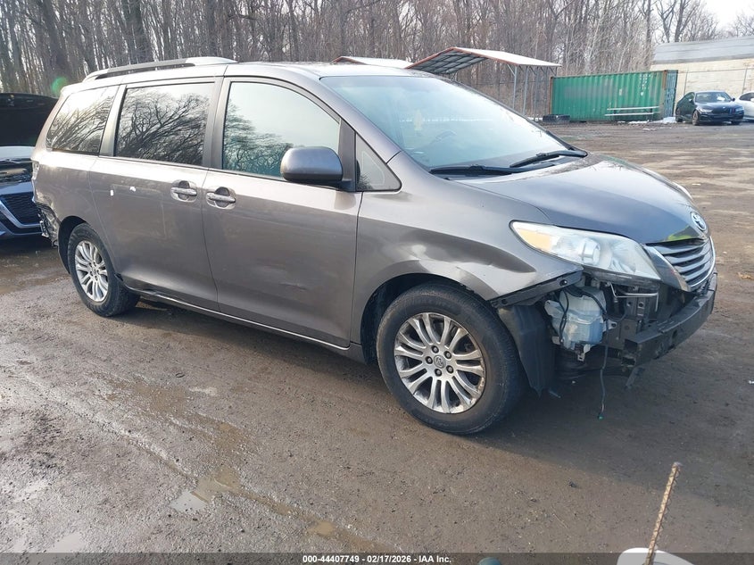 2017 Toyota Sienna Xle 8 Passenger
