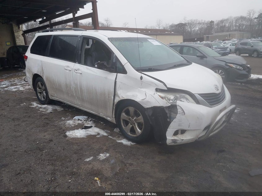 2014 Toyota Sienna Le V6 8 Passenger
