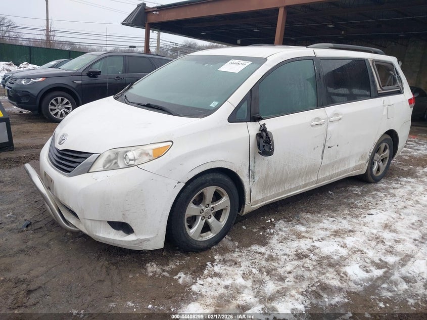 2014 Toyota Sienna Le V6 8 Passenger