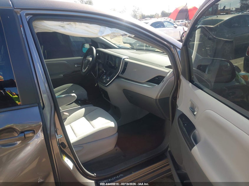 2017 Toyota Sienna Le 8 Passenger