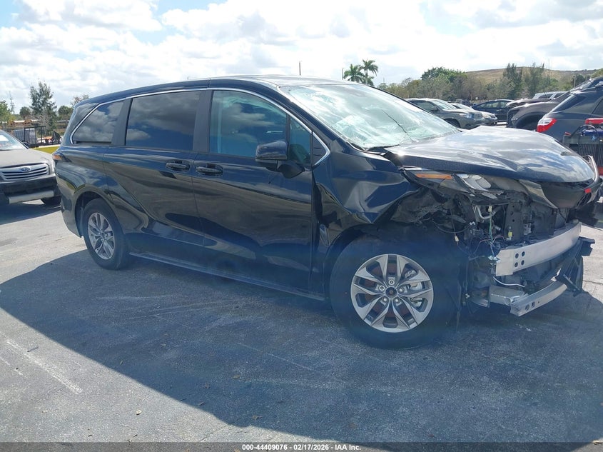 2024 Toyota Sienna Le