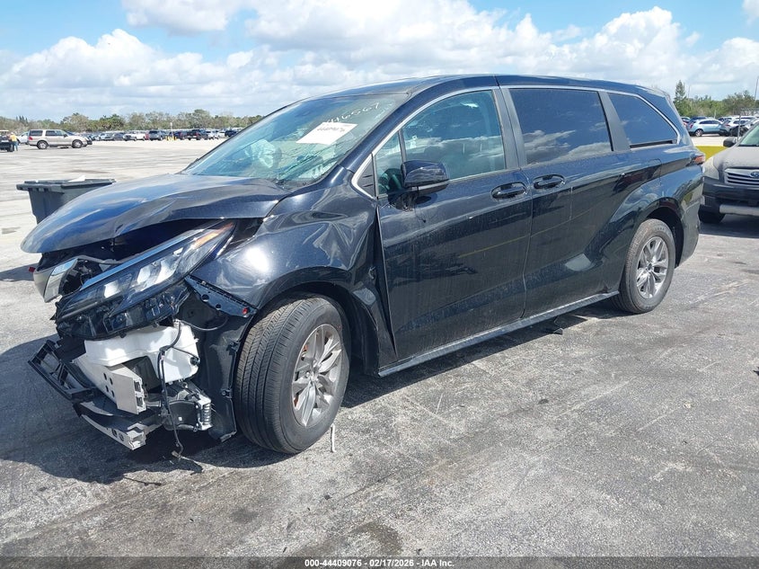 2024 Toyota Sienna Le