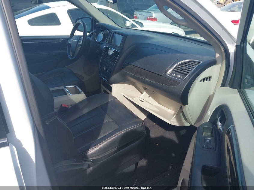 2016 Chrysler Town & Country Touring