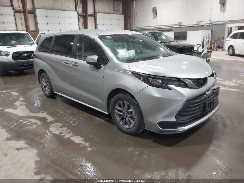 2025 Toyota Sienna Le
