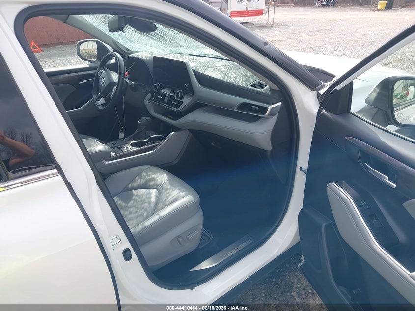 2023 Toyota Highlander Hybrid Platinum