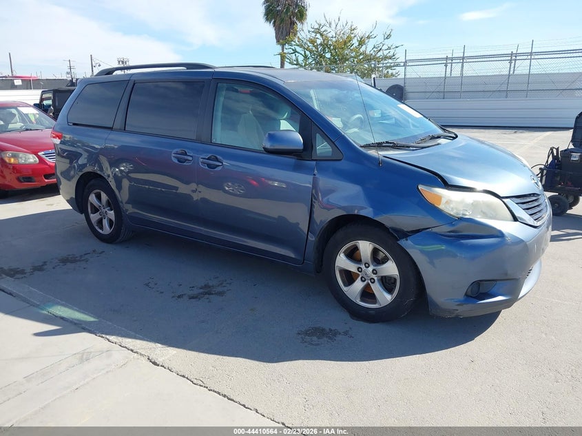 2014 Toyota Sienna Le V6 8 Passenger