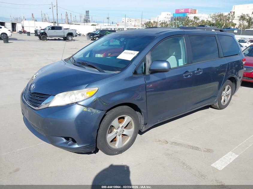2014 Toyota Sienna Le V6 8 Passenger