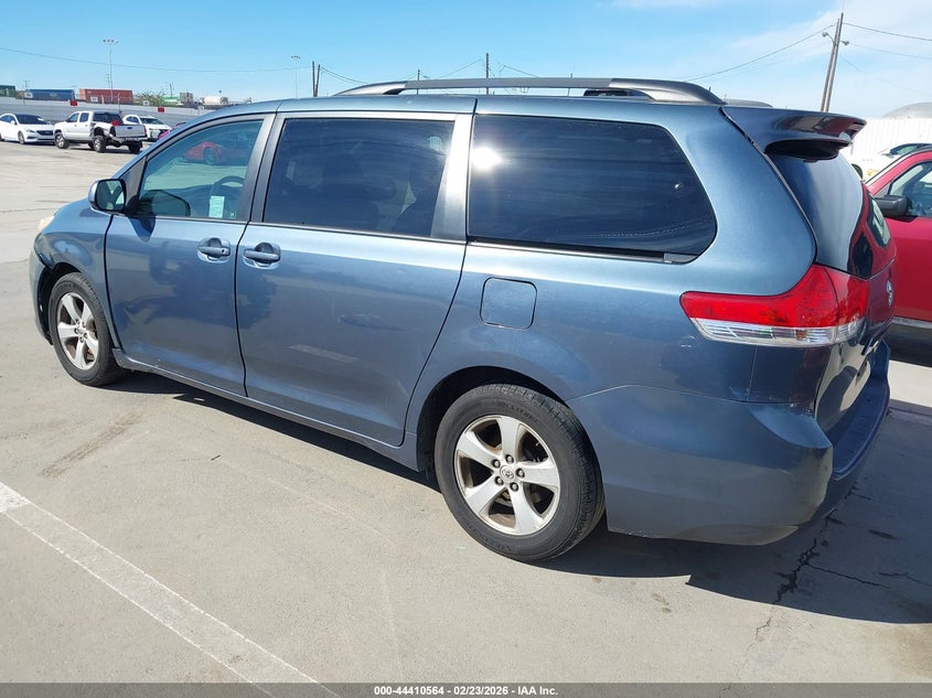 2014 Toyota Sienna Le V6 8 Passenger