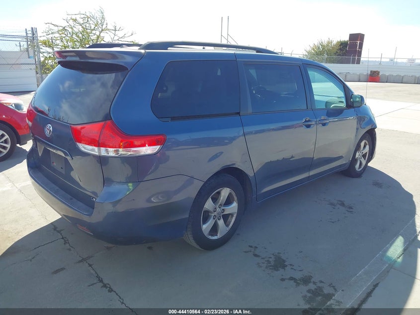 2014 Toyota Sienna Le V6 8 Passenger
