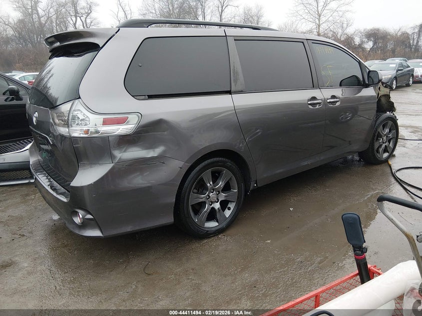 2016 Toyota Sienna Se 8 Passenger
