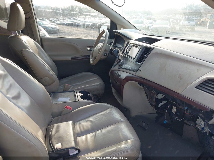 2013 Toyota Sienna Xle V6 8 Passenger