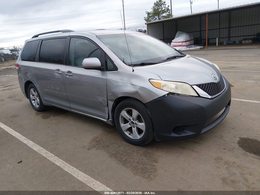 2012 Toyota Sienna Le V6 8 Passenger