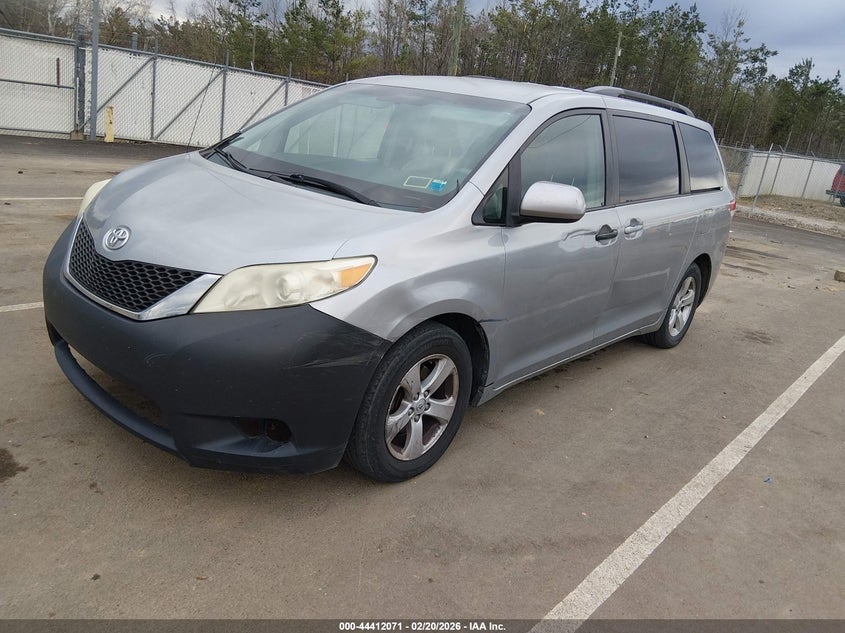 2012 Toyota Sienna Le V6 8 Passenger