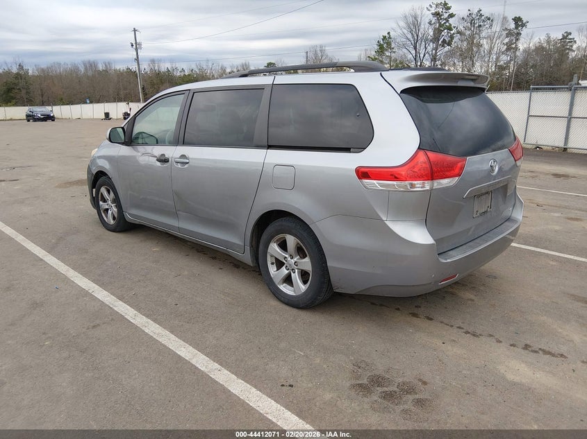 2012 Toyota Sienna Le V6 8 Passenger