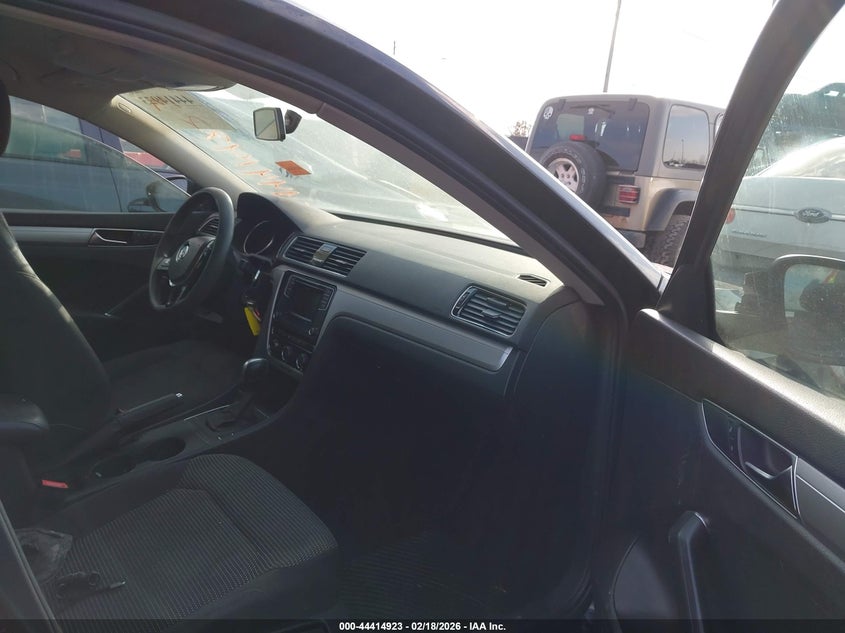 2018 Volkswagen Passat 2.0T R-Line/2.0T S