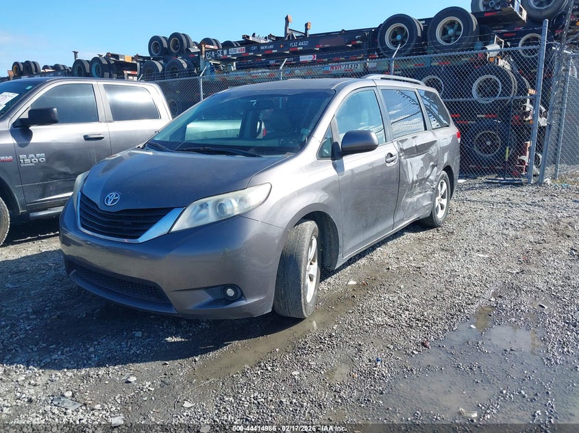 2013 Toyota Sienna Le V6 8 Passenger