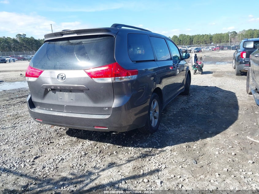 2013 Toyota Sienna Le V6 8 Passenger
