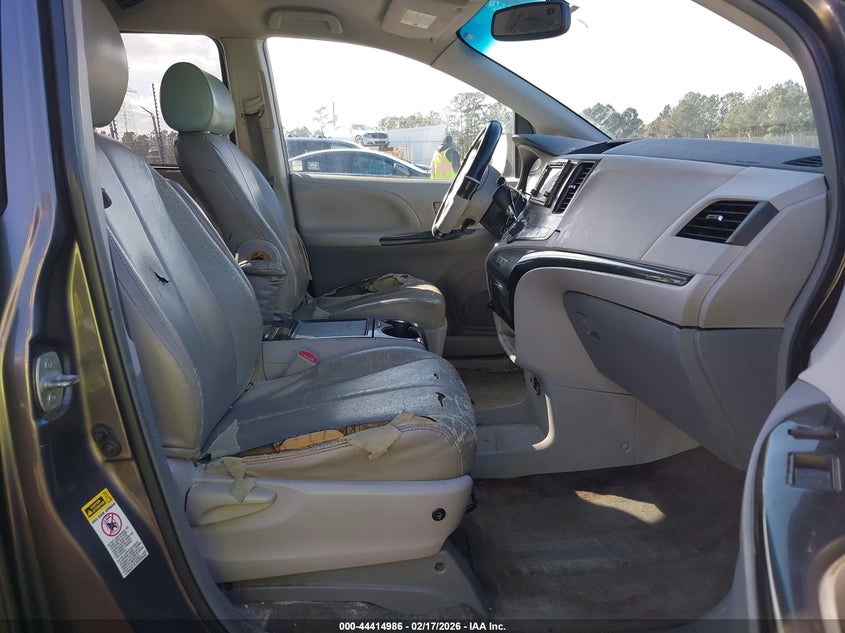 2013 Toyota Sienna Le V6 8 Passenger