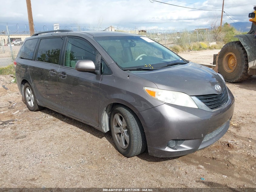 2013 Toyota Sienna Le V6 8 Passenger