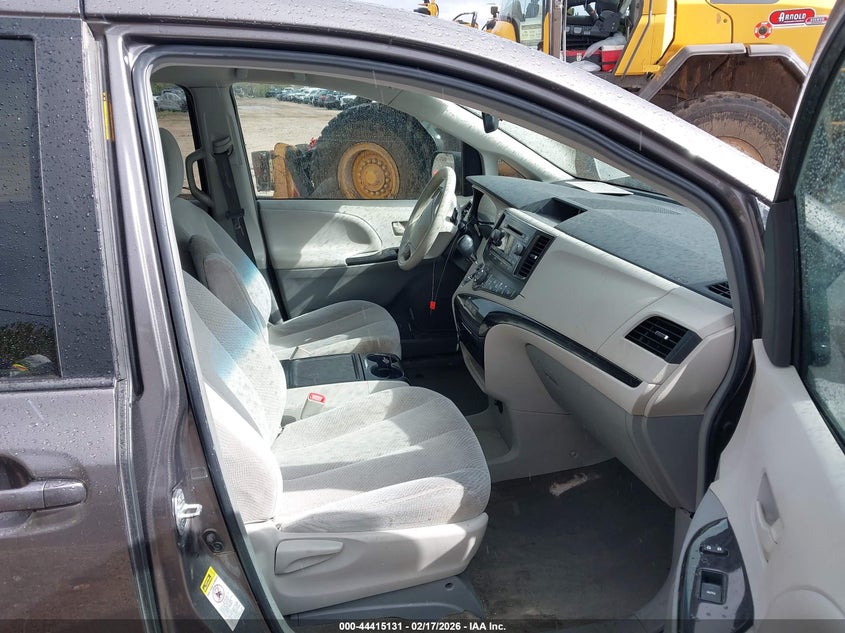 2013 Toyota Sienna Le V6 8 Passenger
