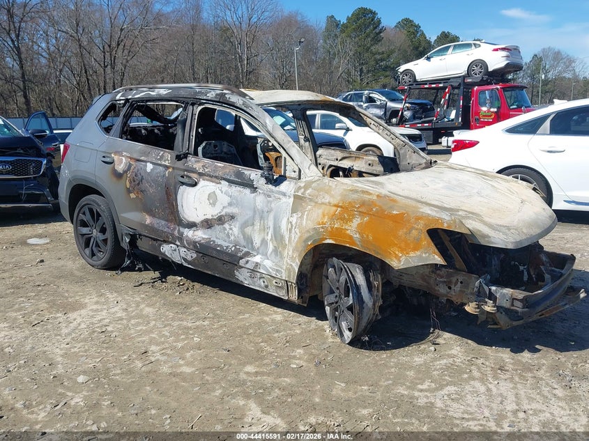 3VVTX7B20NM071446 VOLKSWAGEN TAOS Photo 1