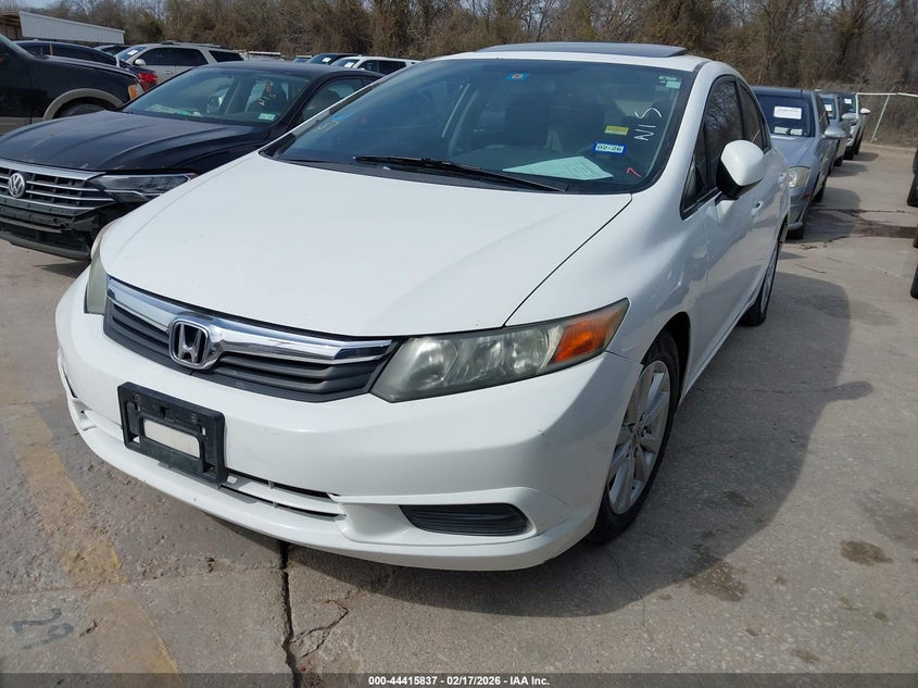 19XFB2F87CE067770 2012 Honda Civic 1.8 Ex white