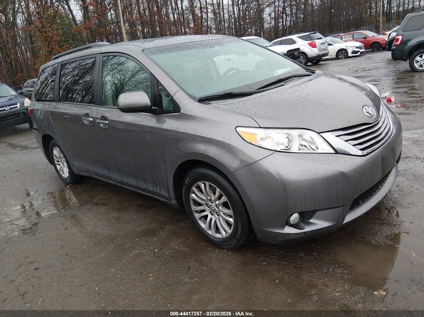 2017 Toyota Sienna Xle Premium 8 Passenger