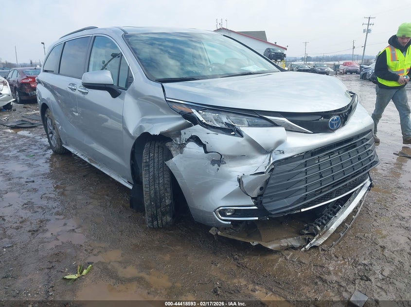 2022 Toyota Sienna Xle