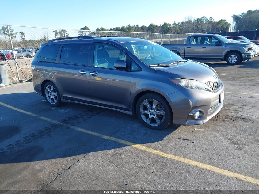 2013 Toyota Sienna Se 8 Passenger