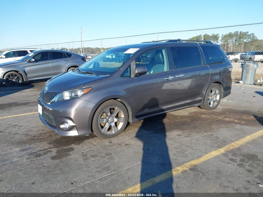 2013 Toyota Sienna Se 8 Passenger