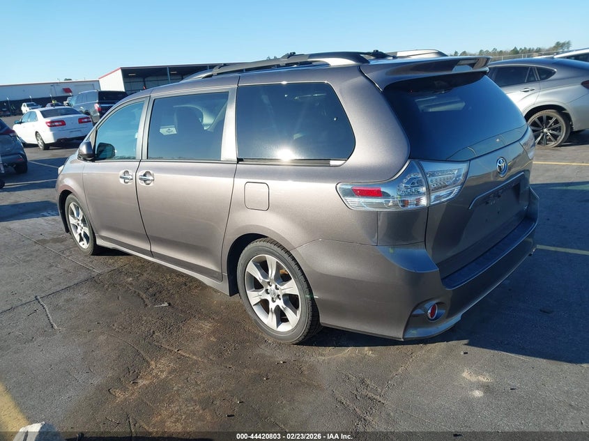 2013 Toyota Sienna Se 8 Passenger