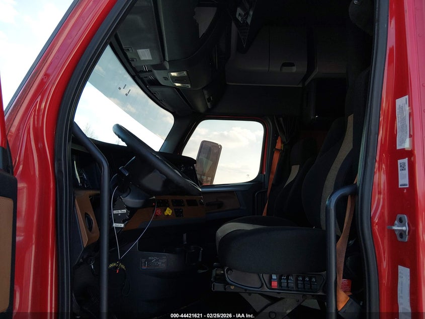 2020 FREIGHTLINER NEW CASCADIA 126 auction photo 7