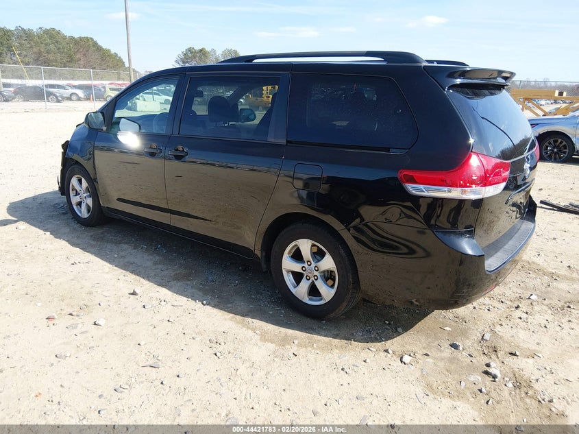 2013 Toyota Sienna Le V6 8 Passenger