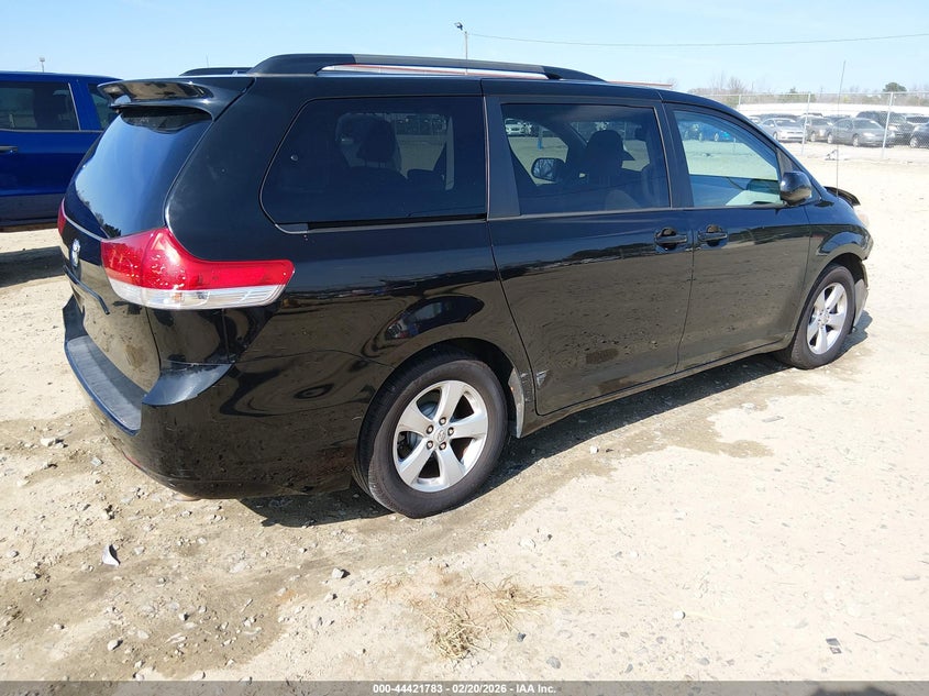 2013 Toyota Sienna Le V6 8 Passenger