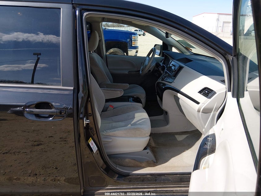 2013 Toyota Sienna Le V6 8 Passenger