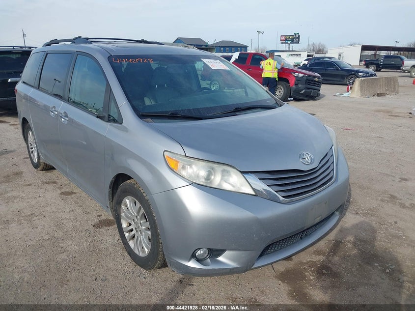 2015 Toyota Sienna Xle 8 Passenger