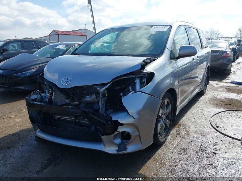 2017 Toyota Sienna Se 8 Passenger