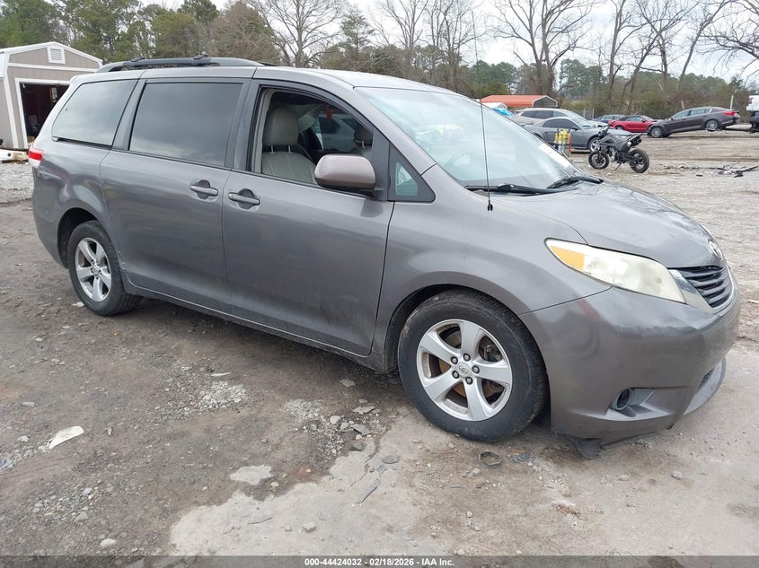 2012 Toyota Sienna Le V6 8 Passenger