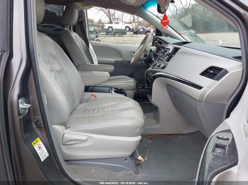 2012 Toyota Sienna Le V6 8 Passenger