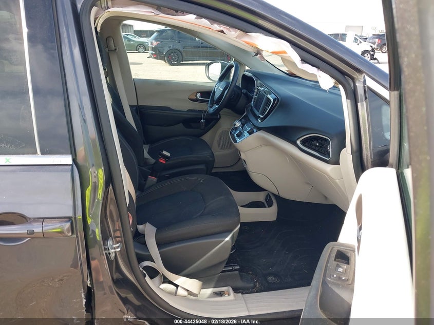 2022 Chrysler Voyager Lx