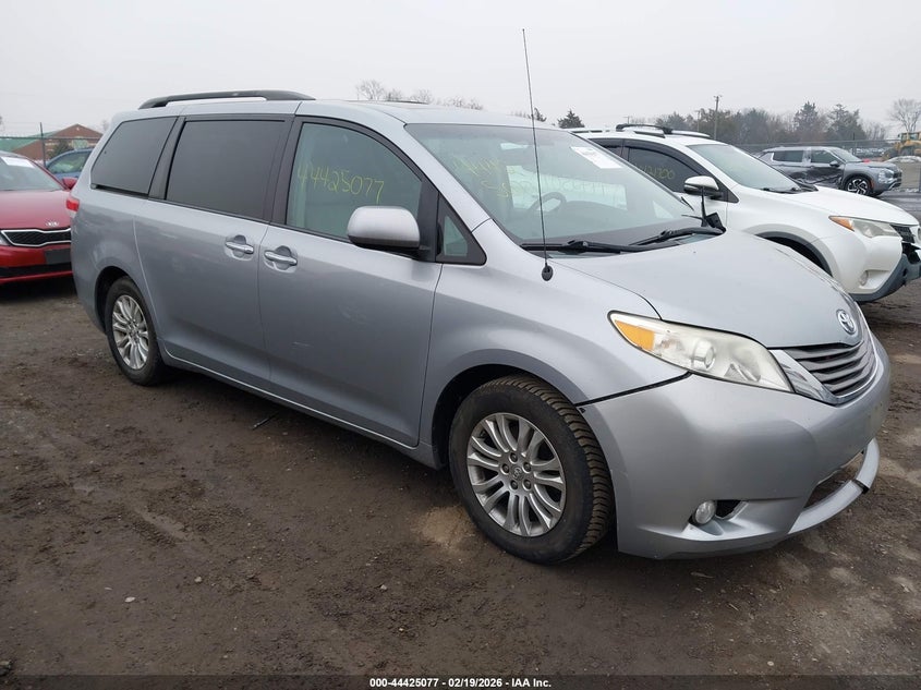 2013 Toyota Sienna Xle V6 8 Passenger