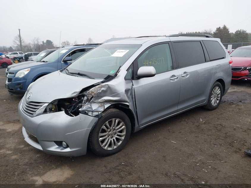 2013 Toyota Sienna Xle V6 8 Passenger