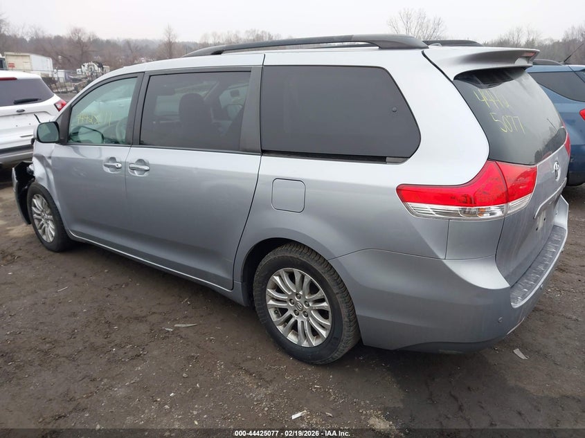 2013 Toyota Sienna Xle V6 8 Passenger