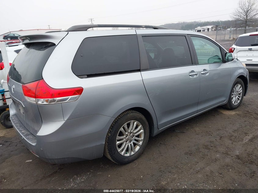 2013 Toyota Sienna Xle V6 8 Passenger