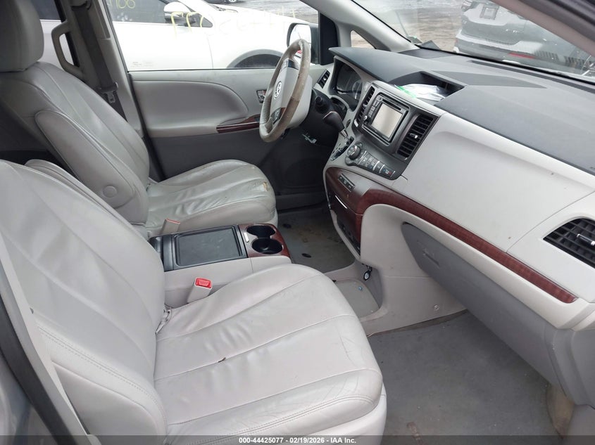2013 Toyota Sienna Xle V6 8 Passenger