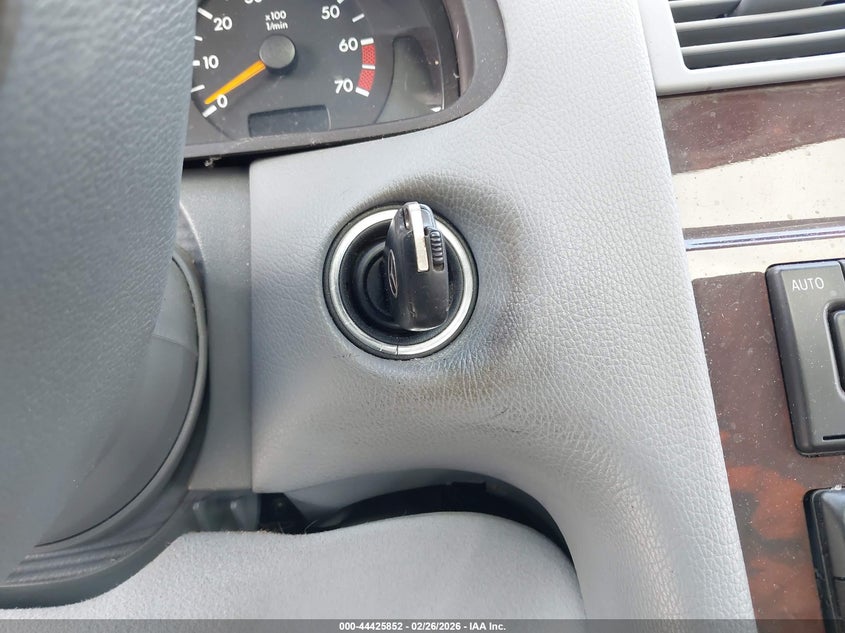 2001 Mercedes-Benz E 320 4M VIN: WDBJH82JX1X043933 Lot: 44425852